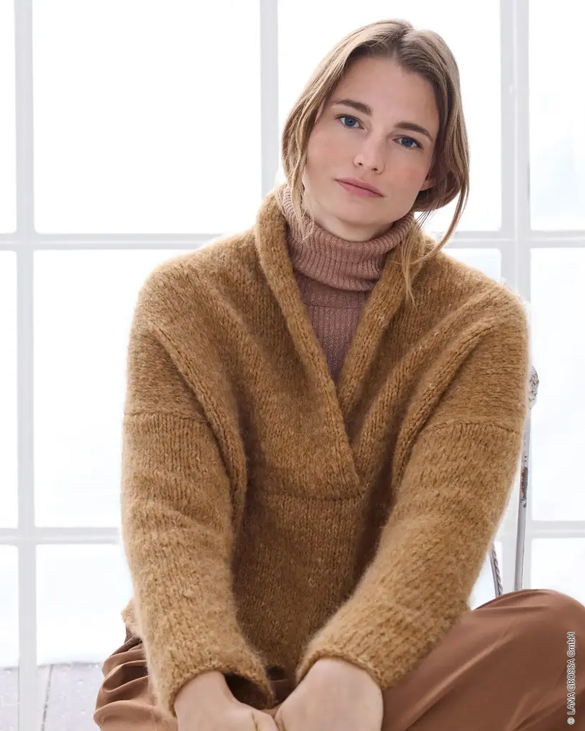 Trui met diepe sjaalkraag in Baby Furry | Lana Grossa