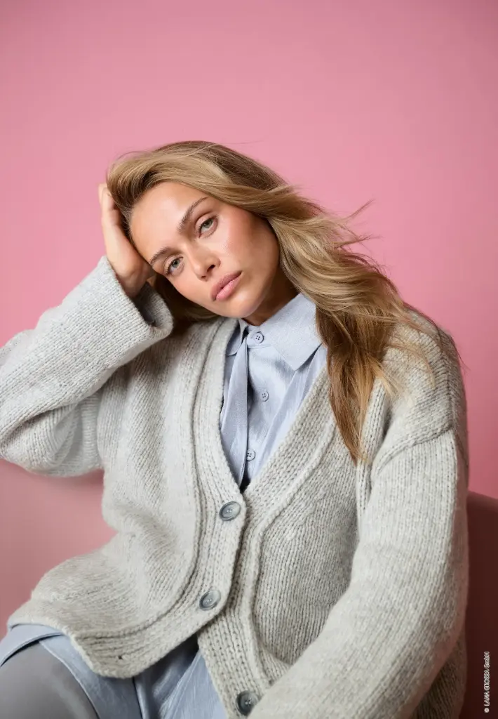 Vest met diepe v-hals en knoopsluiting in Alta Moda Cashmere 16 | Lana Grossa