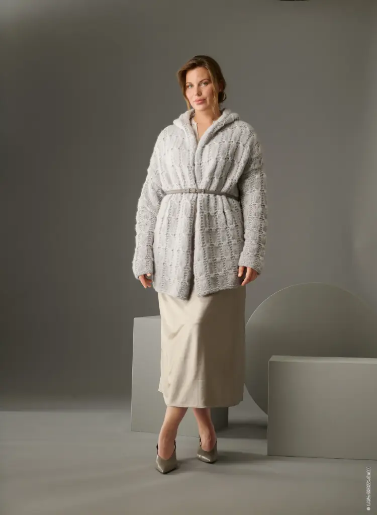 Zeer losse vest met kabelmotief in Chapeau | Lana Grossa